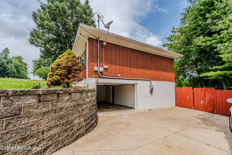 5905 Whispering Hills Blvd, Louisville, KY 40219