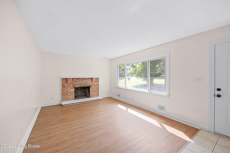 5913 Colebrooke Ln, Louisville, KY 40219