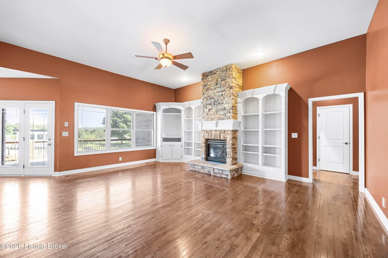 596 Meadowcrest Dr, Mt Washington, KY 40047