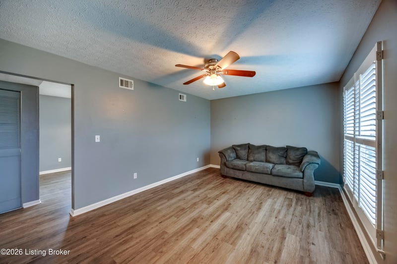 6001 Hickory Tree Rd, Louisville, KY 40291
