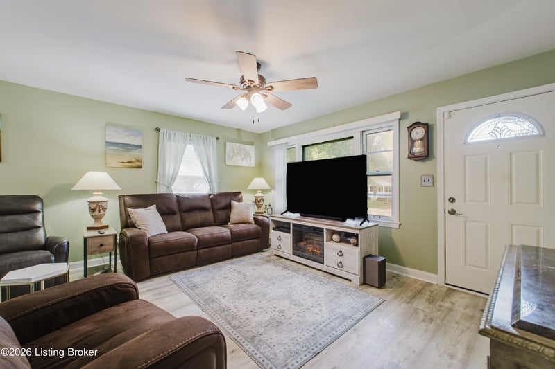 6001 Middlerose Cir, Louisville, KY 40272