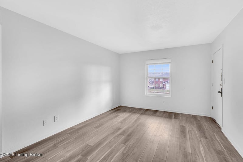 601 Revolutionary Rd, Louisville, KY 40214