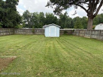 6012 Robinhood Ln, Louisville, KY 40219