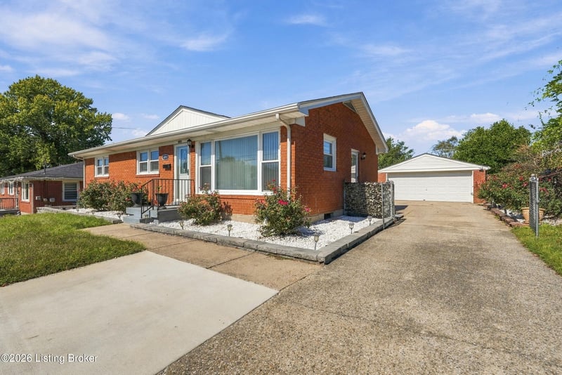 6019 Colebrooke Ln, Louisville, KY 40219
