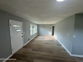 6107 Oakdale Ln, Louisville, KY 40219
