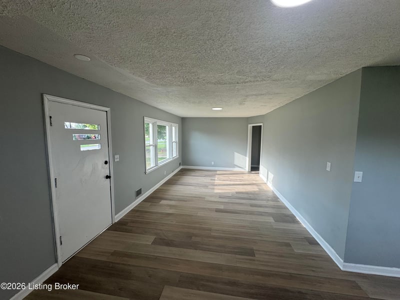 6107 Oakdale Ln, Louisville, KY 40219