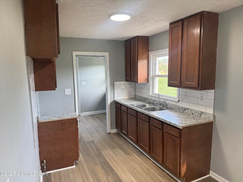 6107 Oakdale Ln, Louisville, KY 40219