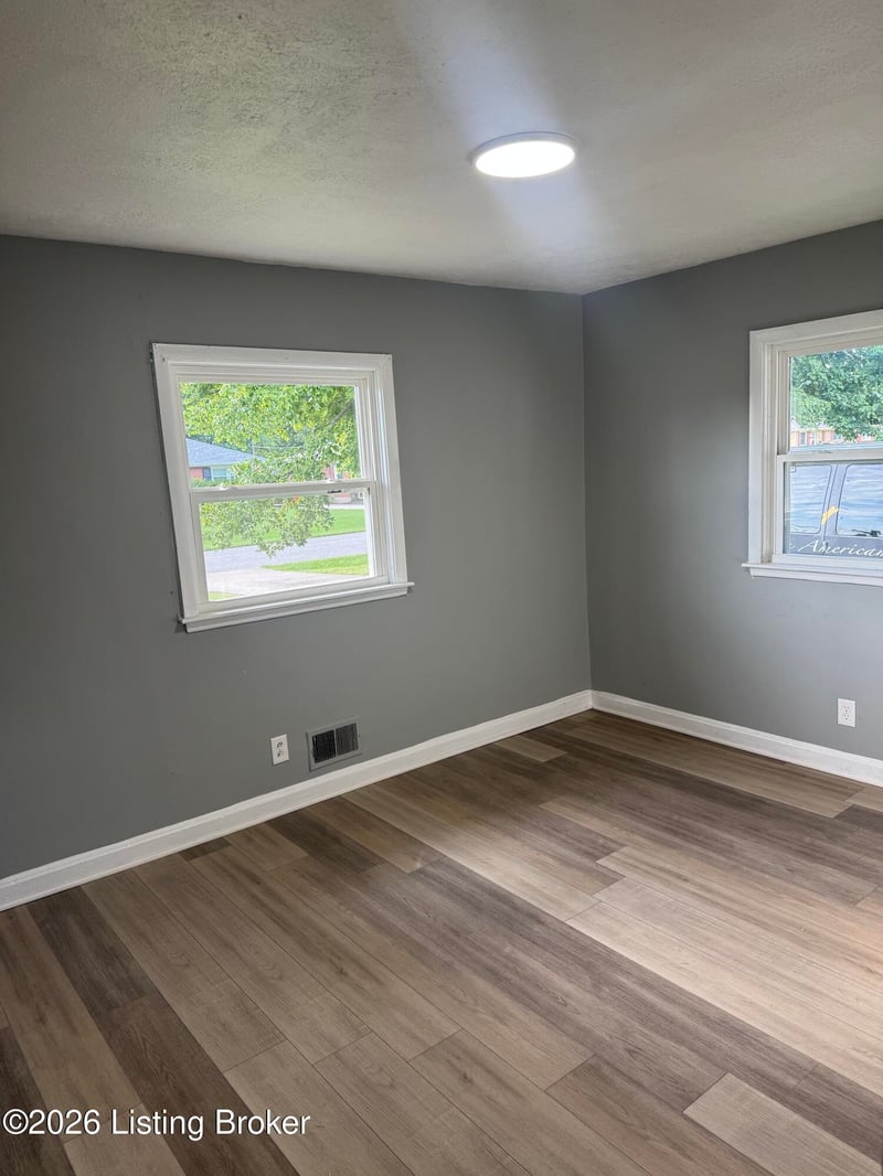 6107 Oakdale Ln, Louisville, KY 40219