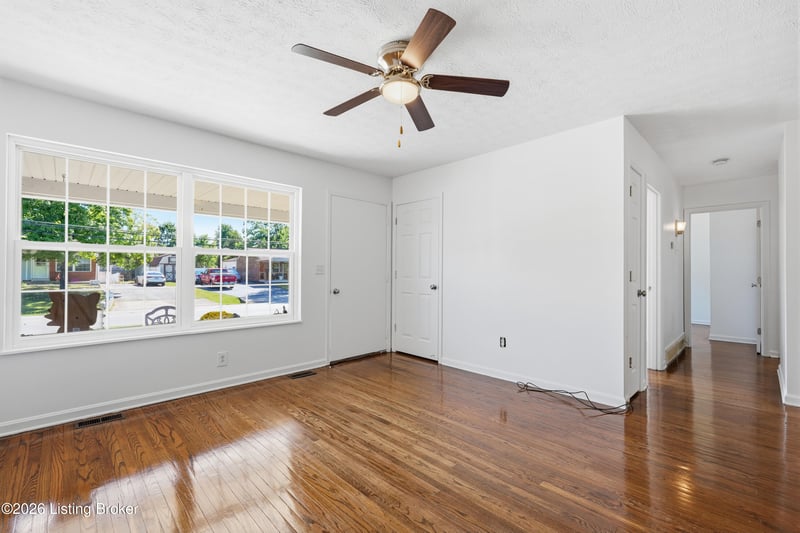 611 Blossom Rd, Louisville, KY 40229
