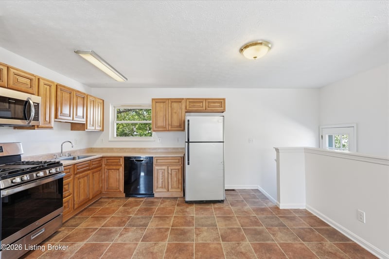 611 Blossom Rd, Louisville, KY 40229