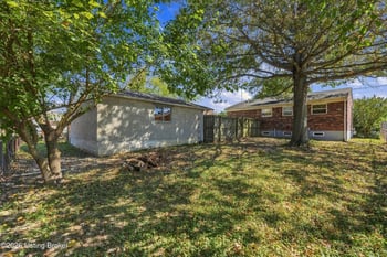 611 Blossom Rd, Louisville, KY 40229