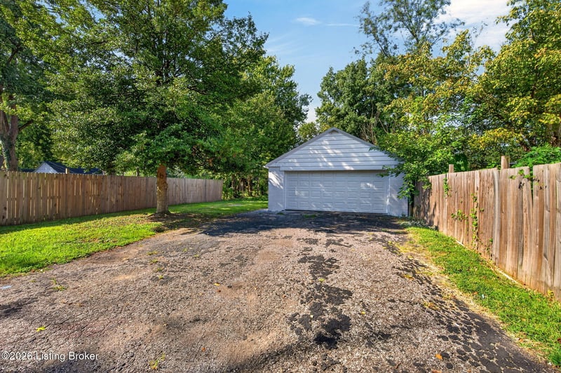 6120 Lone Oak Trl, Louisville, KY 40214