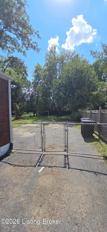 6122 Lone Oak Trl, Louisville, KY 40214