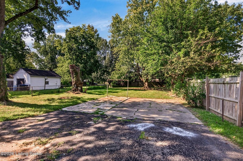 6122 Lone Oak Trl, Louisville, KY 40214