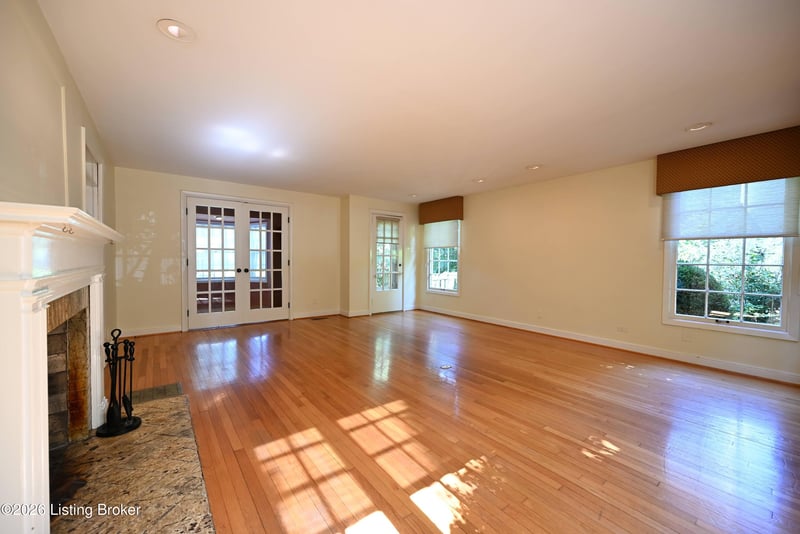 621 Cochran Hill Rd, Louisville, KY 40206