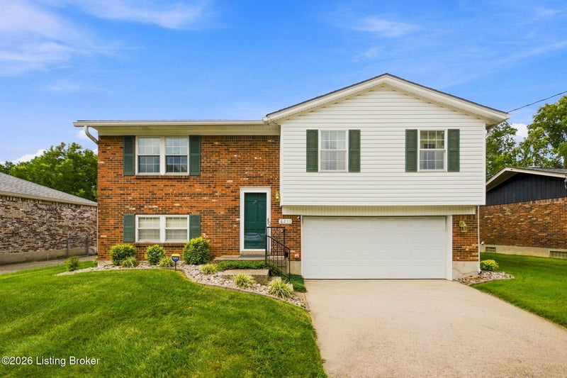 6211 Lynnchester Dr, Louisville, KY 40219