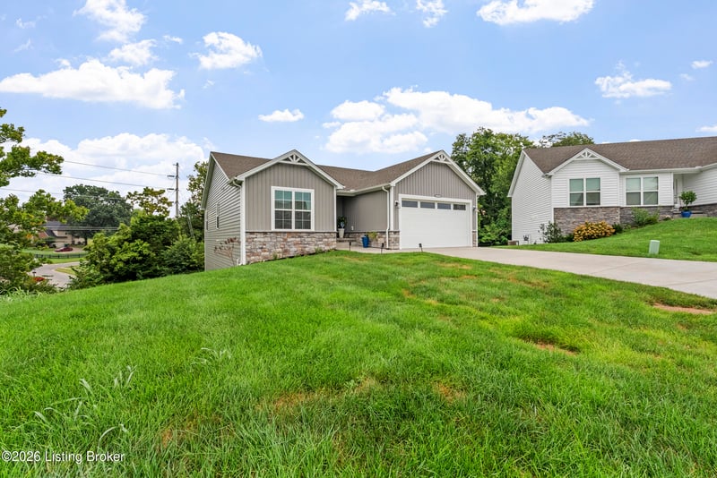 6310 Larkgrove Dr, Louisville, KY 40229