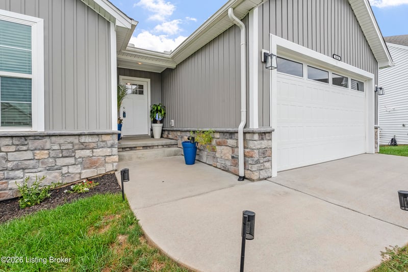 6310 Larkgrove Dr, Louisville, KY 40229