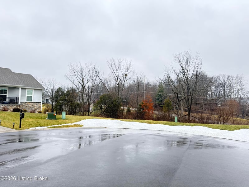 6311 Larkgrove Dr, Louisville, KY 40229