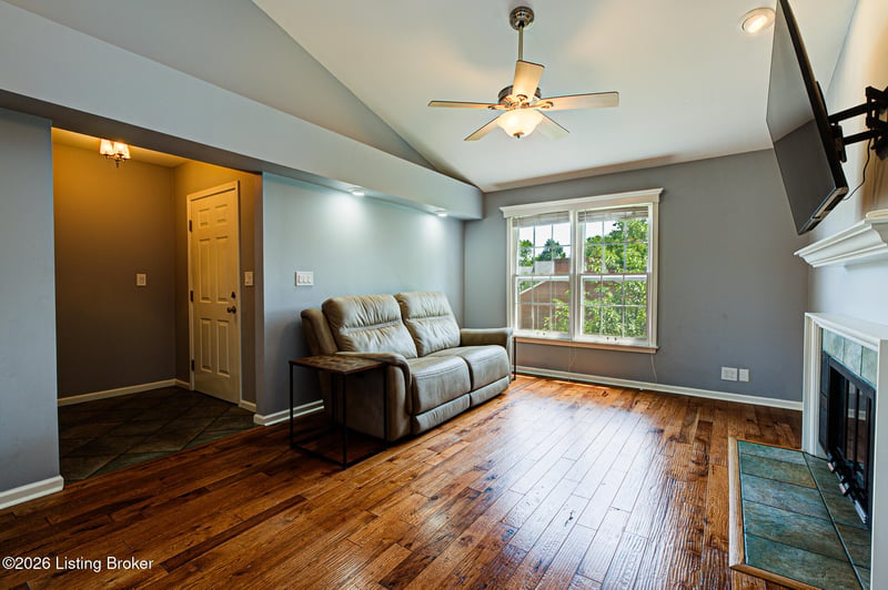 636 Cobblestone Sq #636, Louisville, KY 40223