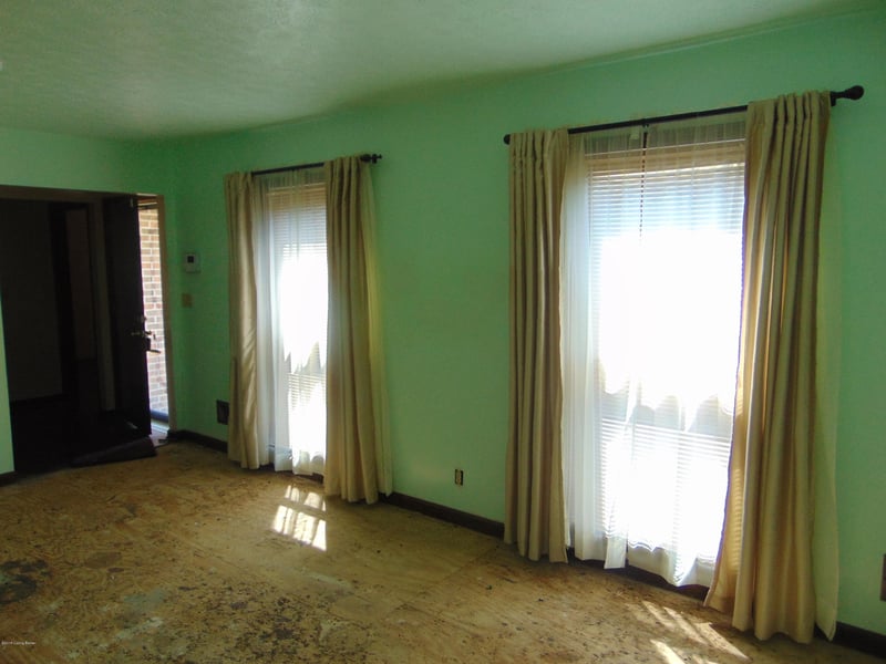 6404 Saint Thomas Ct, Louisville, KY 40218