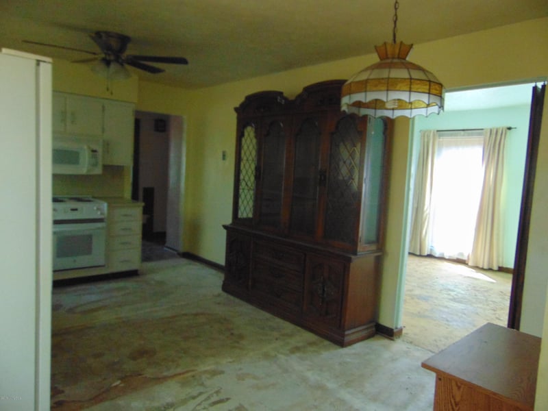 6404 Saint Thomas Ct, Louisville, KY 40218