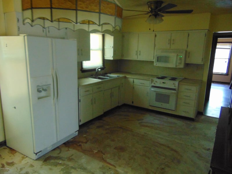 6404 Saint Thomas Ct, Louisville, KY 40218