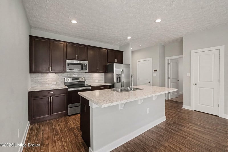 6420 Oak Village Dr, Louisville, KY 40228
