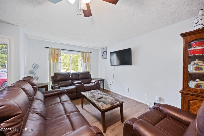 6425 Labor Ln, Louisville, KY 40291
