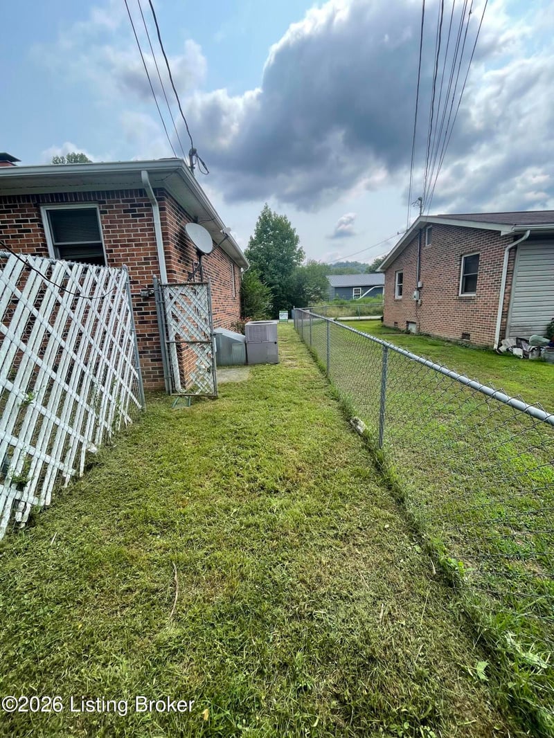 65 S Castle Dr, Thelma, KY 41260