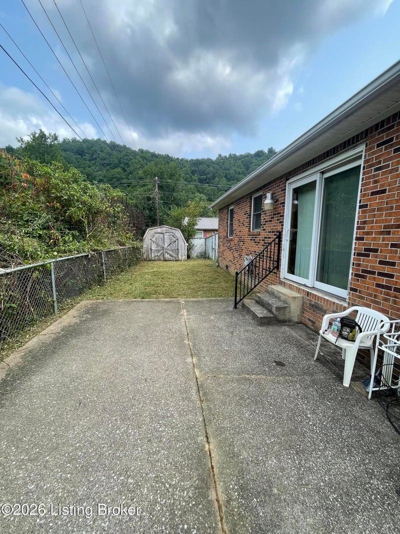 65 S Castle Dr, Thelma, KY 41260