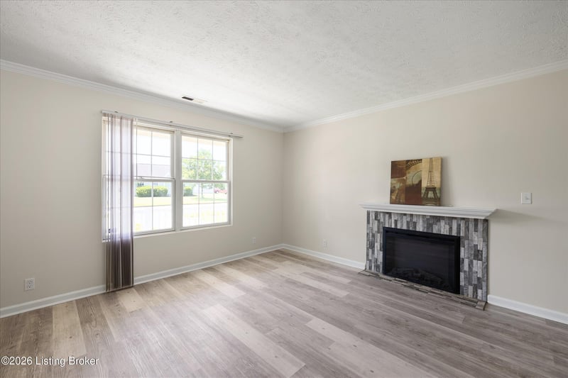 6519 Hunters Creek Blvd, Louisville, KY 40258