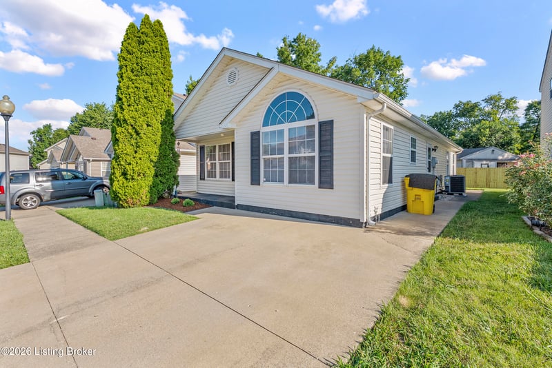 6524 Cottagemeadow Dr, Louisville, KY 40218
