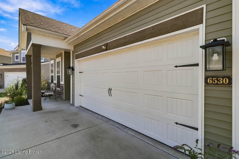 6530 Oak Village Dr, Louisville, KY 40228
