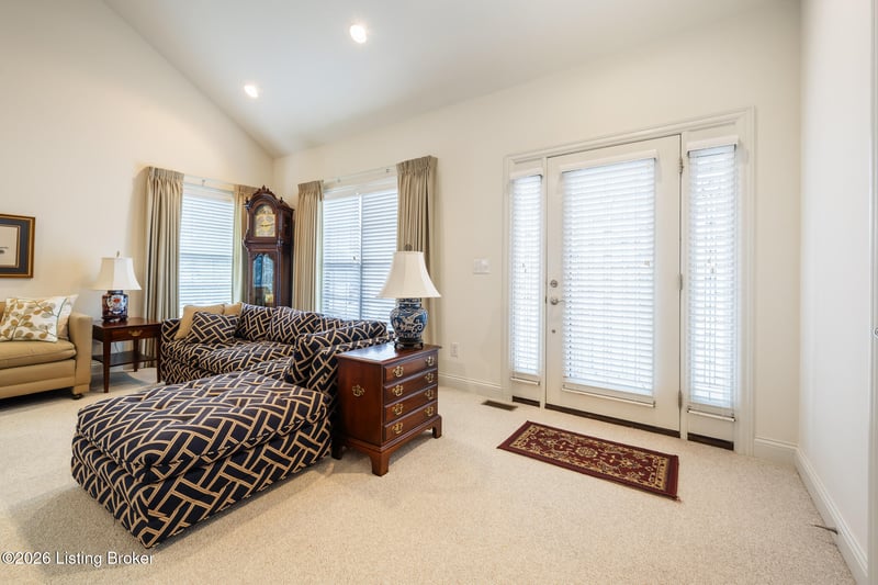 6533 Villa Spring Dr, Louisville, KY 40291