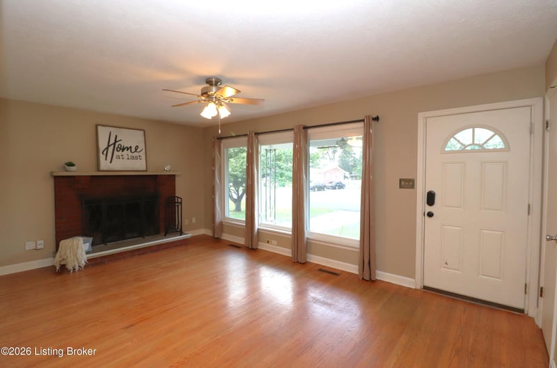 6702 Moorhaven Dr, Louisville, KY 40228
