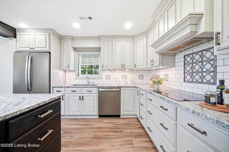 6703 Woodhaven Rd, Louisville, KY 40228