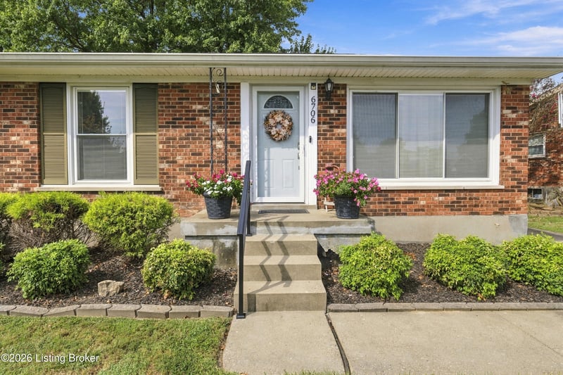 6706 Cape Ct, Louisville, KY 40219