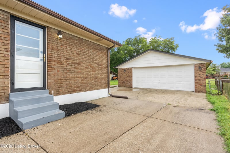 6706 Lunar Dr, Louisville, KY 40258