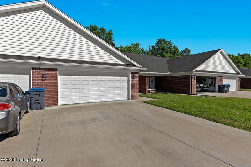 6712 Woods Mill Dr, Louisville, KY 40272