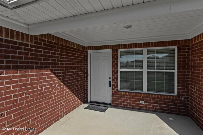 6712 Woods Mill Dr, Louisville, KY 40272