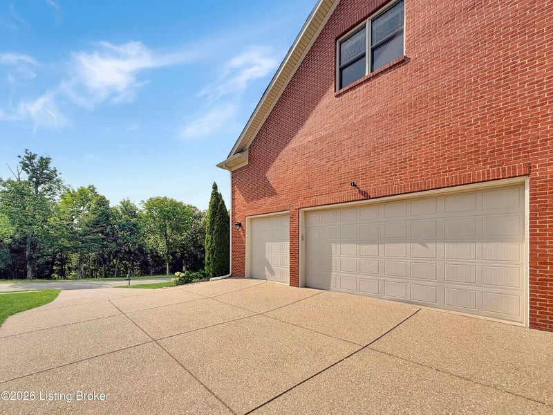 677 Oak Creek Dr, Mt Washington, KY 40047