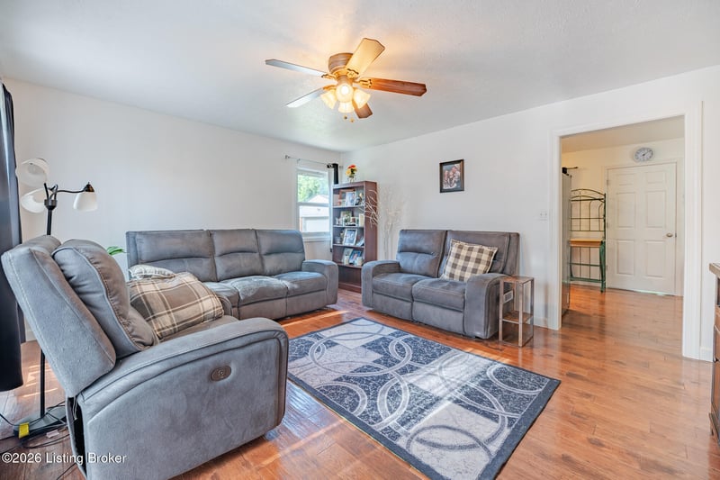 6801 Moorhampton Dr, Louisville, KY 40228
