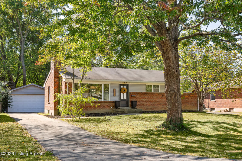 6818 Green Meadow Cir, Louisville, KY 40207