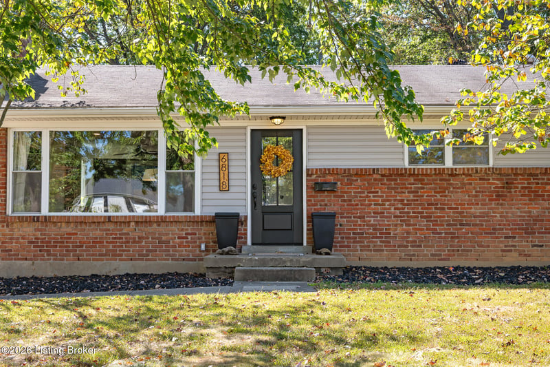6818 Green Meadow Cir, Louisville, KY 40207