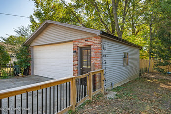 6818 Green Meadow Cir, Louisville, KY 40207