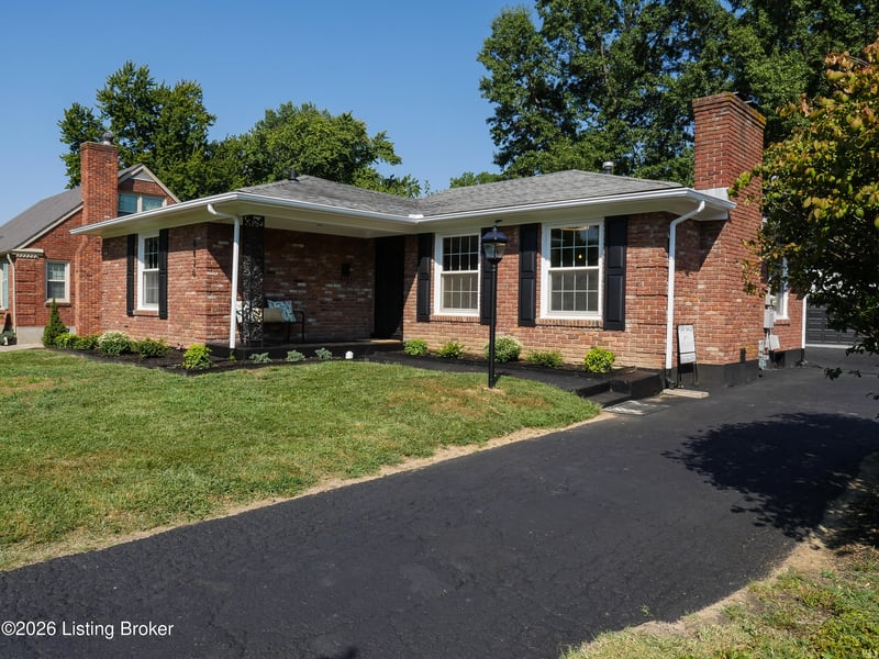 6836 Green Meadow Cir, Louisville, KY 40207
