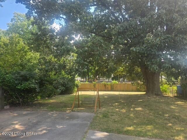 6847 Green Meadow Cir, Louisville, KY 40207