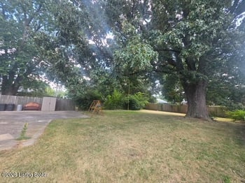 6847 Green Meadow Cir, Louisville, KY 40207