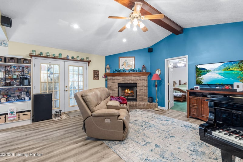 6901 Triangle Dr, Louisville, KY 40214